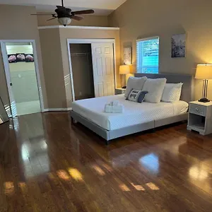 Family Getaway Near Clear Water. Largo